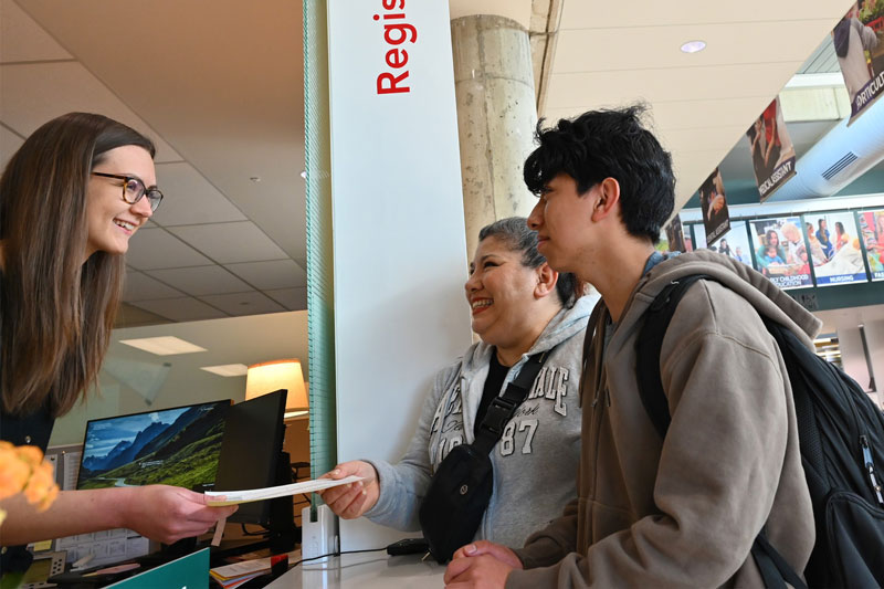 Students registering for classes at DMACC